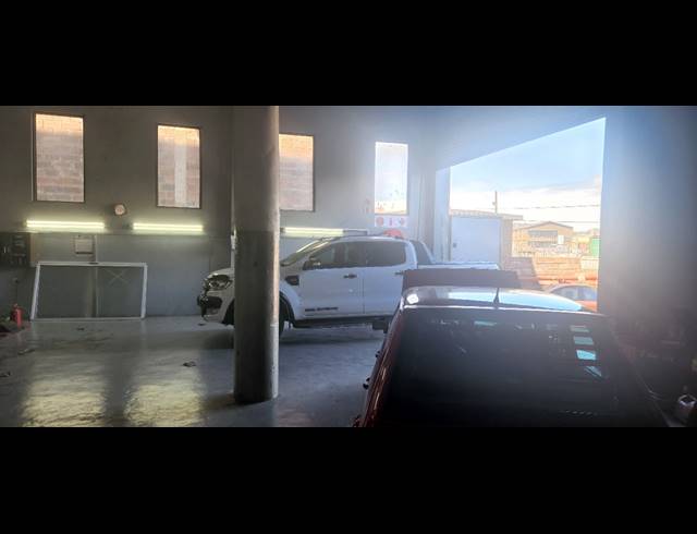 340M² WORKSHOP TO LET IN SEA COW LAKE